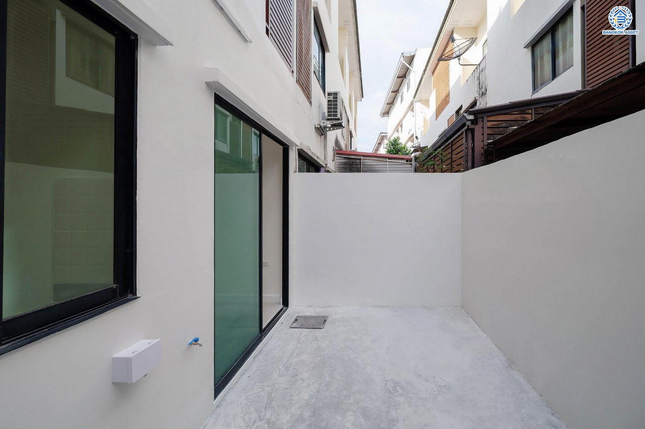 บ้านมือสองตกแต่งใหม่ โครงการ ซิกเนเจอร์ เพชรเกษม69 เนื้อที่ 17.6 ตร.ว. ฟังก์ชัน 3 ห้องนอน 3 ห้องน้ำ จอดรถได้ 1 คัน บ้านสภาพสวย บนทำเลเดินทางสะดวก เชื่อมต่อถนนเพชรเกษม, ถนนกาญจนาภิเษก, ถนนพุทธมณฑลสาย 2 และ 3 ใกล้รถไฟฟ้าสายสีน้ำเงิน "สถานีหลักสอง" ในราคาสุดคุ้ม!...